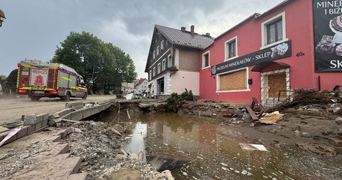 W zniszczonym przez powódź Stroniu Śląskim