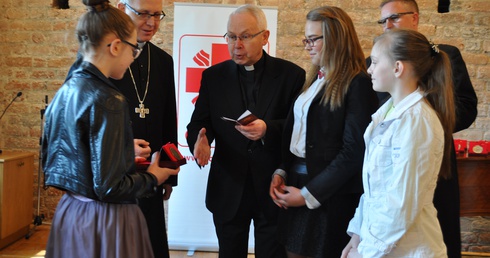 Medalem Caritas Polska zostało uhonorowane m.in. szkolne koło Caritas z parafii św. Katarzyny w Gradzanowie