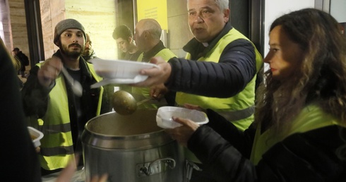 Kard. Krajewski: Bądźmy wszyscy bliżej tych, którzy śpią na ulicy