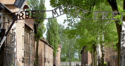 Ambasador RP w Belgii reaguje na publikację prasową obwiniającą Polaków za Holocaust