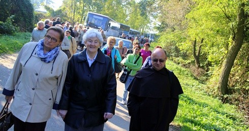Pielgrzymi z różnych stron przybywają na Diecezjalną Pielgrzymkę Kół Żywego Różańca do Smardzewa