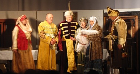 Jedna ze scen spektaklu przedstawiała chrzest małego Stanisława Kostki