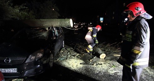 Śląskie. Burze nad województwem. Utrudnienia na kolei, lotnisku i ewakuacja obozu harcerskiego