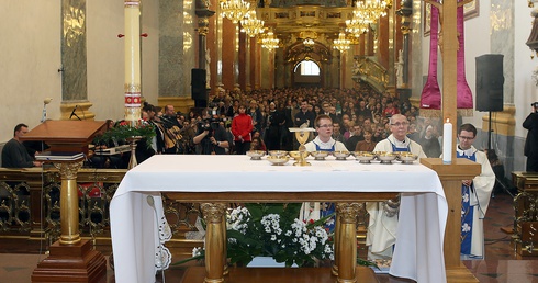 Centralnym punktem pielgrzymki maturzystów była Msza św. w bazylice jasnogórskiej, której przewodniczył bp Piotr Libera