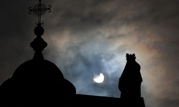 Księżyc rozświetlający noc