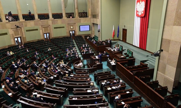 Sondaż poparcia partii: PiS zdecydowanie na czele, ale bez samodzielnej większości w Sejmie