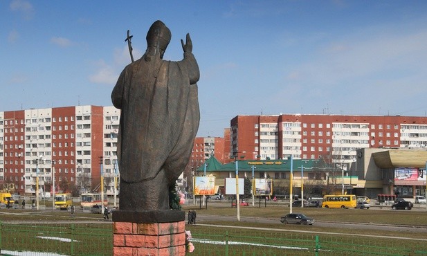 pomnik Jana Pawła II na osiedlu Sichów we Lwowie