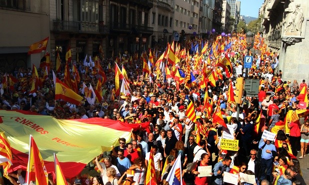 Setki tysięcy osób protestowały w Barcelonie przeciw secesji Katalonii