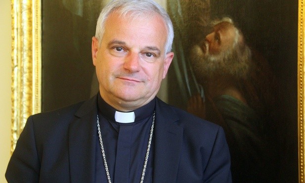 Bp Mendyk: Po złożeniu oświadczenia rodziców religia jest przedmiotem obowiązkowym 