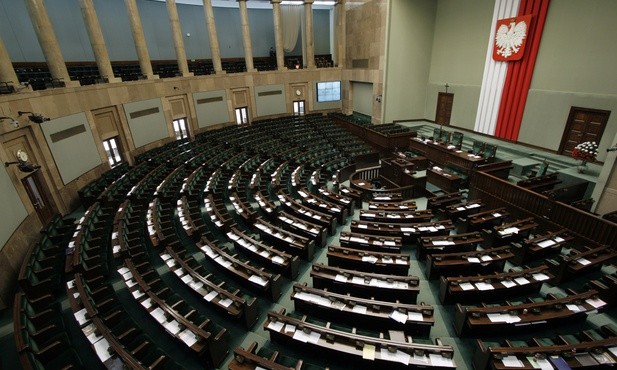 Sondaż: PiS wygrywa, ale bez samodzielnej większości