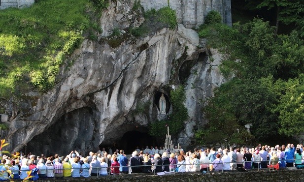 Przy grocie objawień w Lourdes