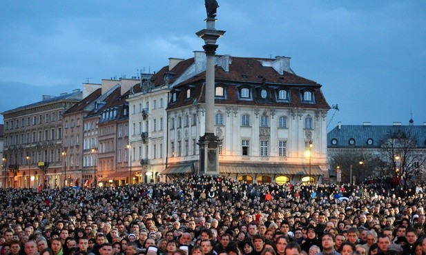 Warszawa 10 kwietnia. Krakowskie Przedmieście po katastrofie samolotu prezydenckiego 