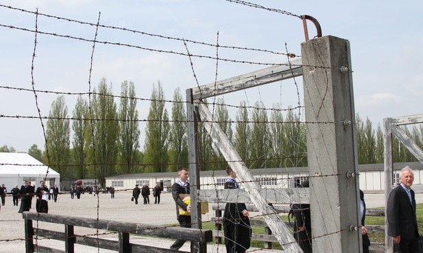 Pielgrzymka stypendystów Funduszu Stypendialnego im. bł. ks. Emila Szramka do Dachau