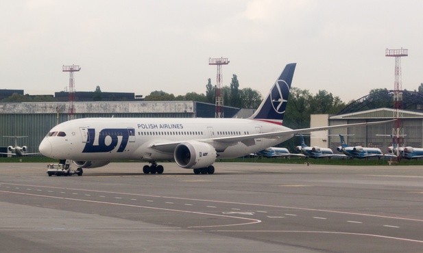 LOT: Kolejnych jedenaście samolotów leci po Polaków za granicą