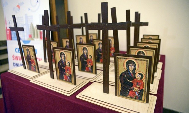 Krzyż i Maryja