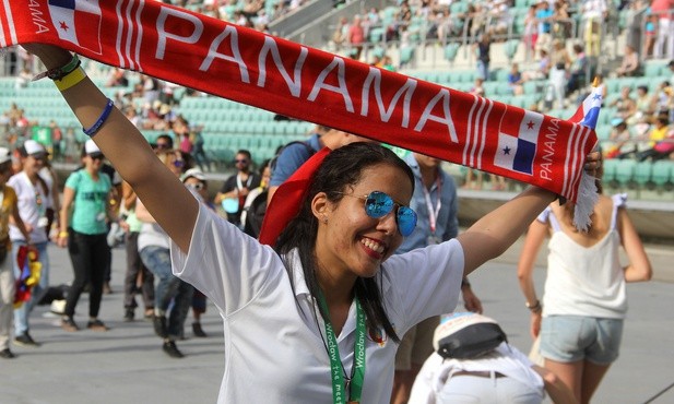 Uczestniczka ŚDM z 2016 r. z szalikiem Panama.