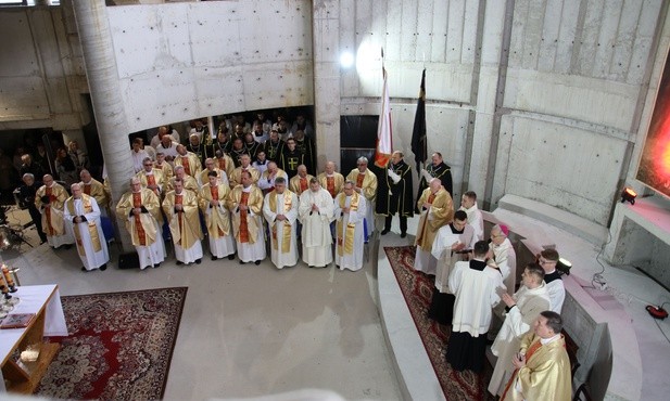Bp Piotr Libera sprawował Mszę św. wraz z 60 księżmi.