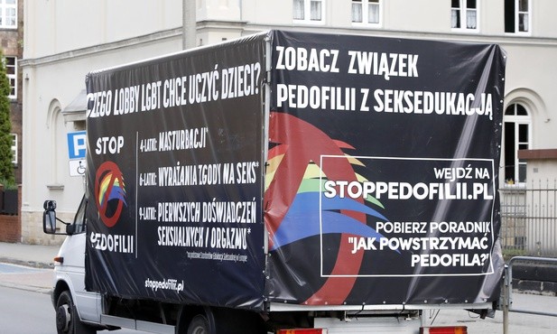 Samochód promujący na ulicach miast akcje STOP PEDOFILII