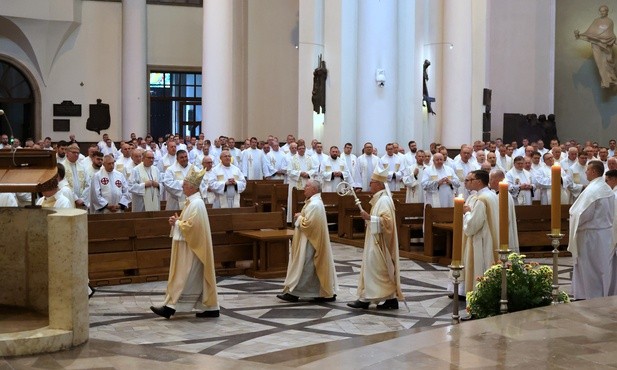 Katowice. Pielgrzymka księży archidiecezji katowickiej do katedry Chrystusa Króla 