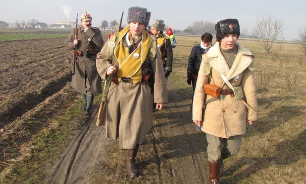 Rekonstruktorzy i sympatycy historii ożywionej na szlaku bitwy przasnyskiej