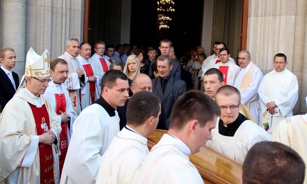 Msza pogrzebowa ks. Piotra Błońskiego w Płocku