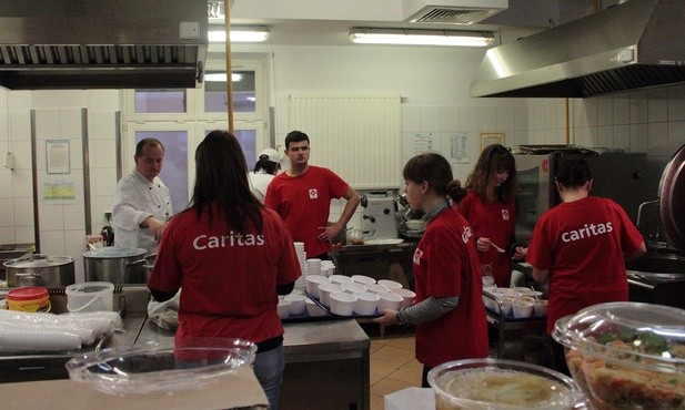 Caritas dowozi ciepłe posiłki bezdomnym