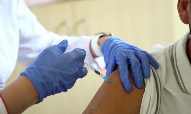 Sondaż: Polacy podzieleni w sprawie obowiązkowych szczepień na COVID-19