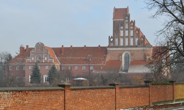 Klasztor oo. pasjonistów w Przasnyszu, dawniej bernardynów, fundacji Pawła Kostki, brata św. Stanisława. Z Przasnysza zaborcy usunęli bernardynów oraz siostry bernardynki