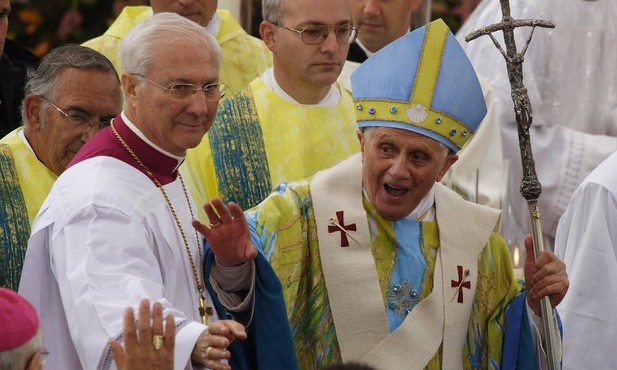 Benedykt XVI podczas jedne z pielgrzymek
