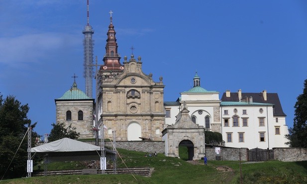 Samorządowcy przyjęli stanowisko przeciw szkalowaniu działalności misjonarzy oblatów na Świętym Krzyżu