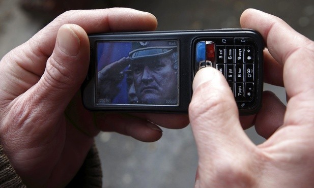 Radko Mladić na wyświetlaczu komórkowego telefonu