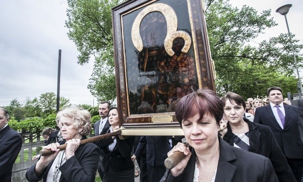 Przybywają pieszo, rowerami, na rolkach