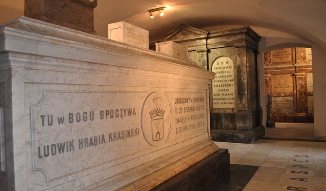 Sarkofag Ludwika hr. Krasińskiego, dzięki którego staraniom, krypty w kościele w Krasnem, zostały rozbudowane do stanu obecnego