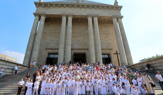 Abp Skworc do dzieci pierwszokomunijnych: Wzrastajcie w łasce i mądrości