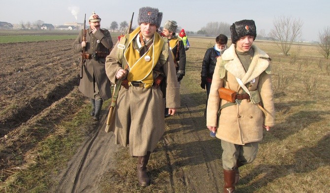 Rekonstruktorzy i sympatycy historii ożywionej na szlaku bitwy przasnyskiej