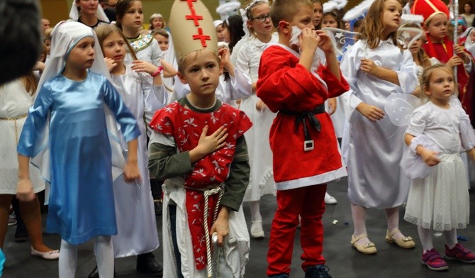 Nowe religijne tradycje: Bale Wszystkich Świętych, korowody, czuwania modlitewne