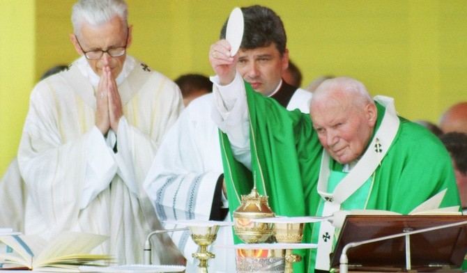 Schorowany już święty Jan Paweł II sprawujący Eucharystię na krakowskich błoniach