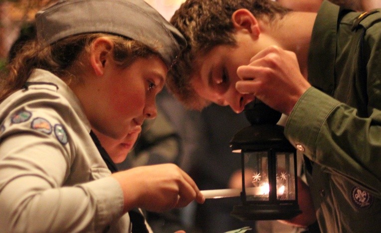 Rusza polska sztafeta Betlejemskiego Światła Pokoju