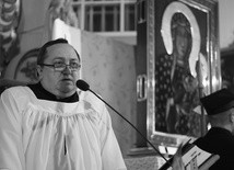 Ks. Jan Augustynowicz w czasie nawiedzenia obrazu Matki Bożej Częstochowskiej w marcu ubiegłego roku w parafii św. Jana Chrzciciela w Rębowie
