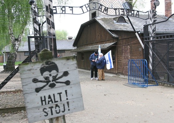 Billboard "Death Camps Were Nazi German" w kolejnych miastach