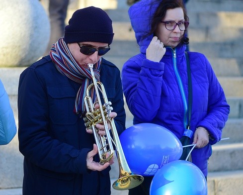 Niebieskie balony - symbol solidarności z osobami dotkniętymi autyzmem