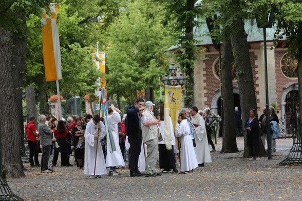 Niemcy: mniej ślubów, więcej wiernych na liturgii