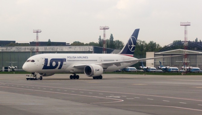 Polacy, którzy w sobotę przylecą z Chin samolotem LOT-u, będą monitorowani