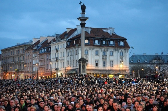 Warszawa 10 kwietnia. Krakowskie Przedmieście po katastrofie samolotu prezydenckiego 