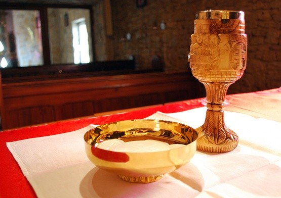 Archidiecezja łódzka: w czwartki Komunia Święta ma być udzielana pod dwiema postaciami