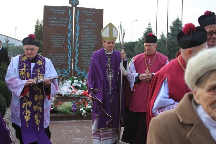 Symboliczny grób biskupów męczenników w Działdowie