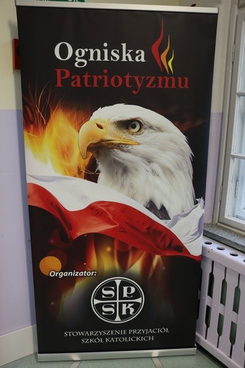 Patriotyczne śpiewanie przy ognisku