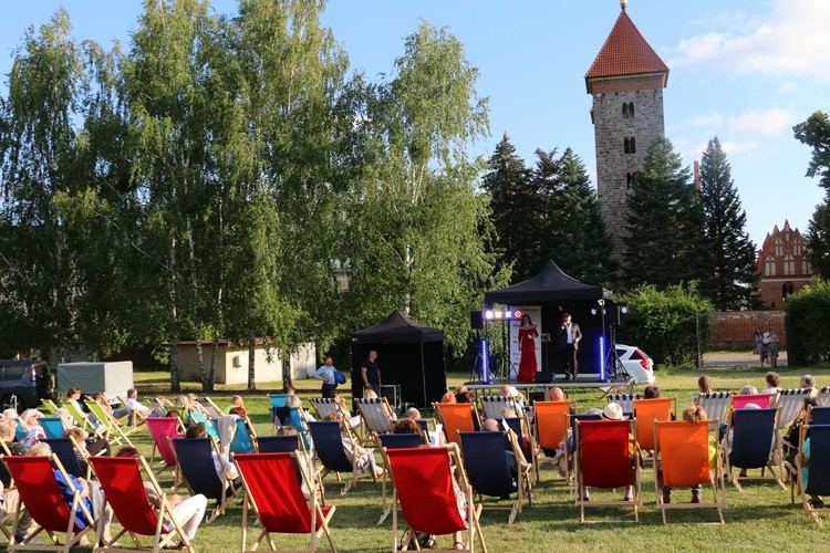 Czerwińsk n. Wisłą. Koncert plenerowy w przyklasztornych ogrodach