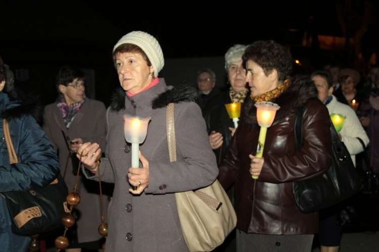 Tłum wiernych na powitanie ikony Królowej Polski zabrał ze sobą lampiony