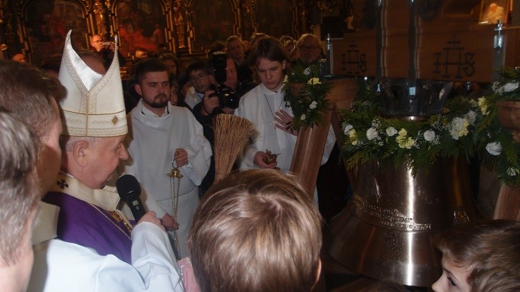 Dzwon Jan Paweł II w kościele św. Krzyża
